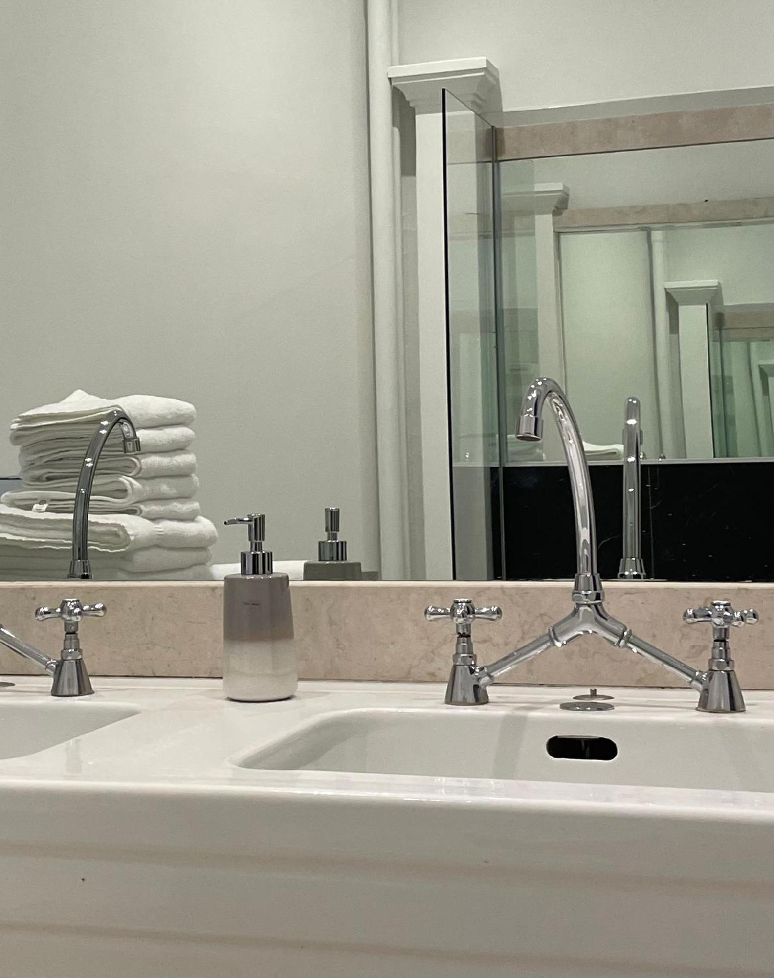 Grand Appartement D'Exception Au Chateau Randin Écully Esterno foto